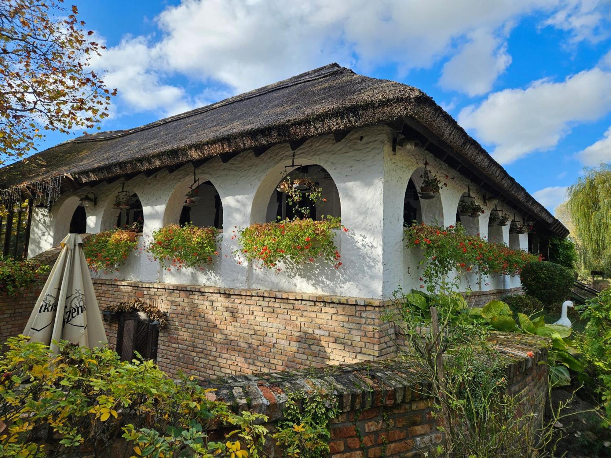 Sari Udvar Dunakiliti Exterior foto